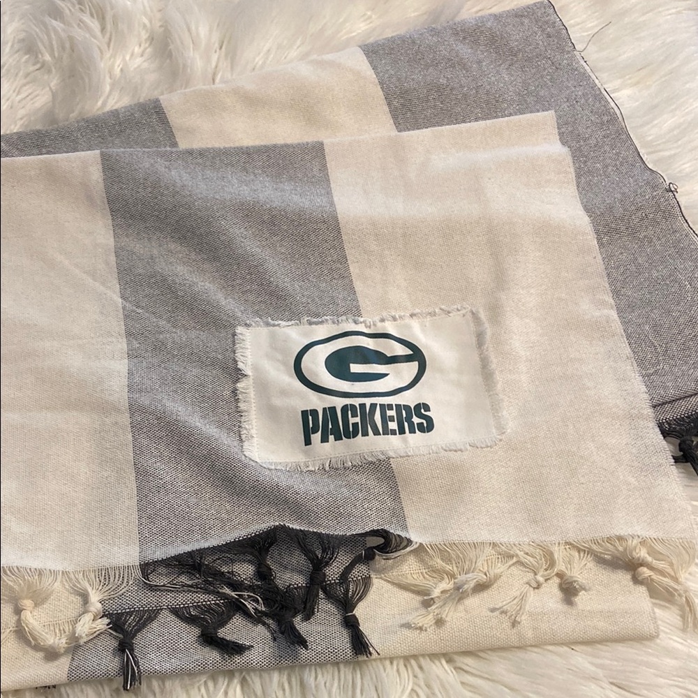 Green Bay Packers Plaid Blanket it’s big one length 70” by 60” BNWOT